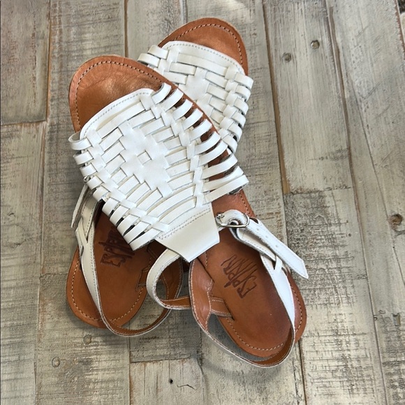 ESPIRITU HUARACHE LEATHER BUCKLE UP WHITE SANDAL SIZE 8 - Picture 1 of 10